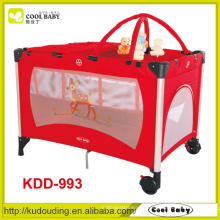 Fabricante Hot Sales Rojo Baby Playpen Doble capa con colchón Cambiador de pañales Toy Bar con 5 juguetes Plegable Baby Playpen